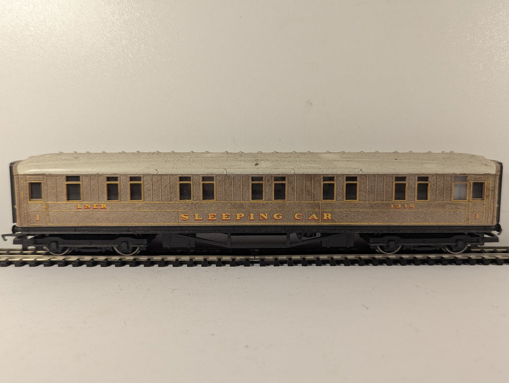 Hornby OO Gauge Gresley Teak First Class Sleeping Car Passenger Coach 1316