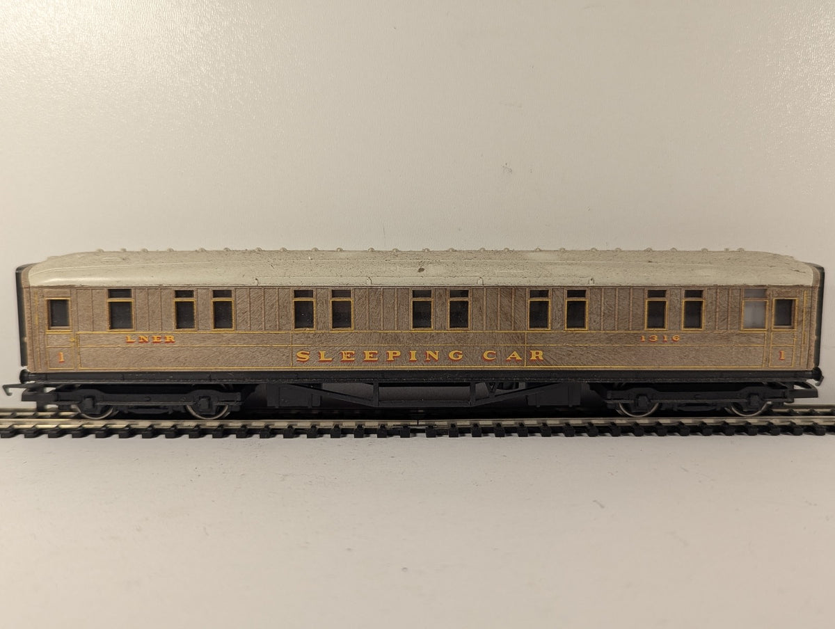 Hornby OO Gauge Gresley Teak First Class Sleeping Car Passenger Coach 1316