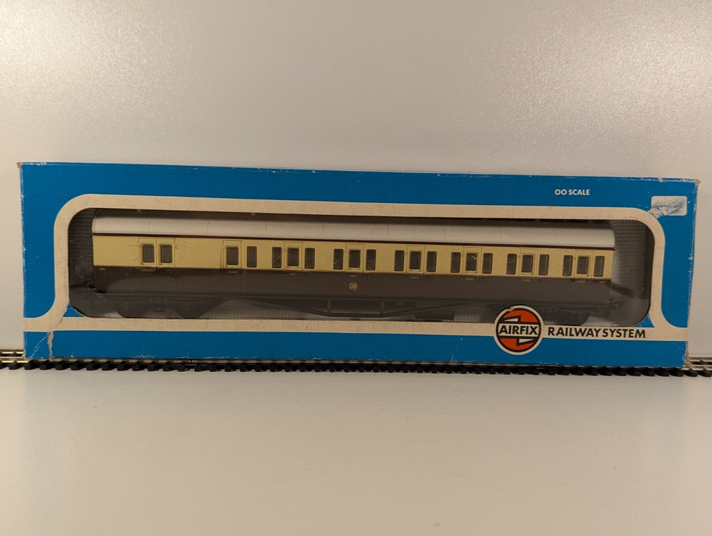 Airfix OO Gauge GWR Suburban Coach – 6896 – Chocolate & Cream
