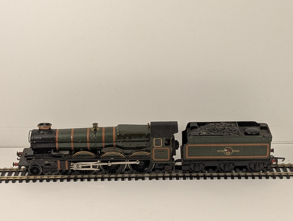 Wrenn OO Gauge Castle Class 4-6-0 5038 'Lyonshall Castle' Steam Locomotive