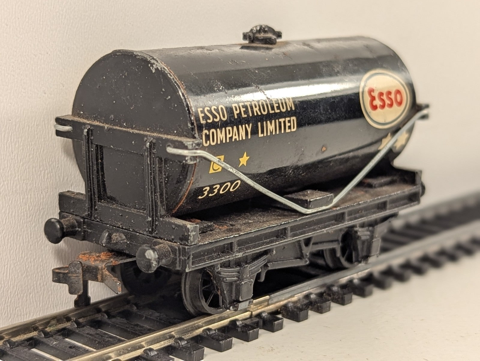 Hornby Dublo 4680 OO Gauge Esso Black Tank Wagon