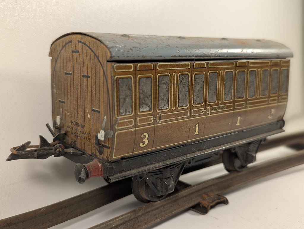 Hornby O Gauge No. 1 Passenger Coach LNER Teak