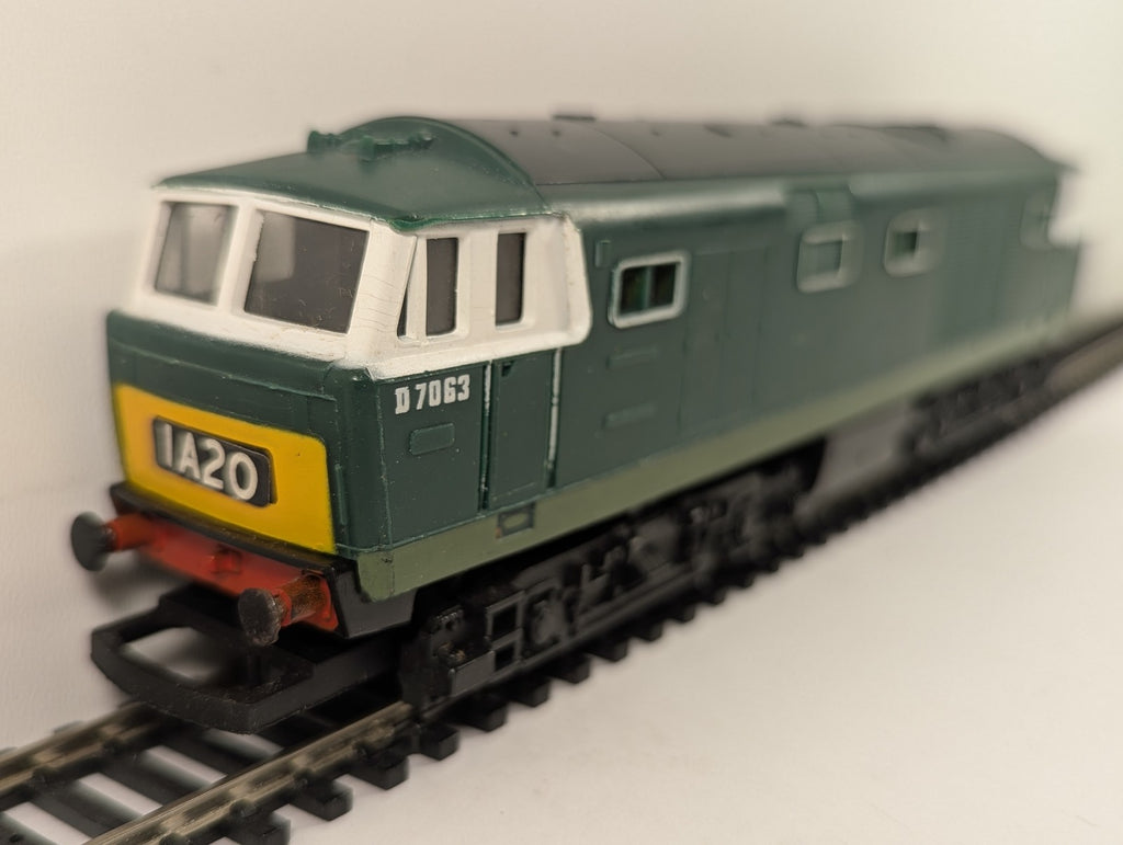 Hornby OO Gauge Class 35 Hymek Locomotive D7063 BR Green R.074