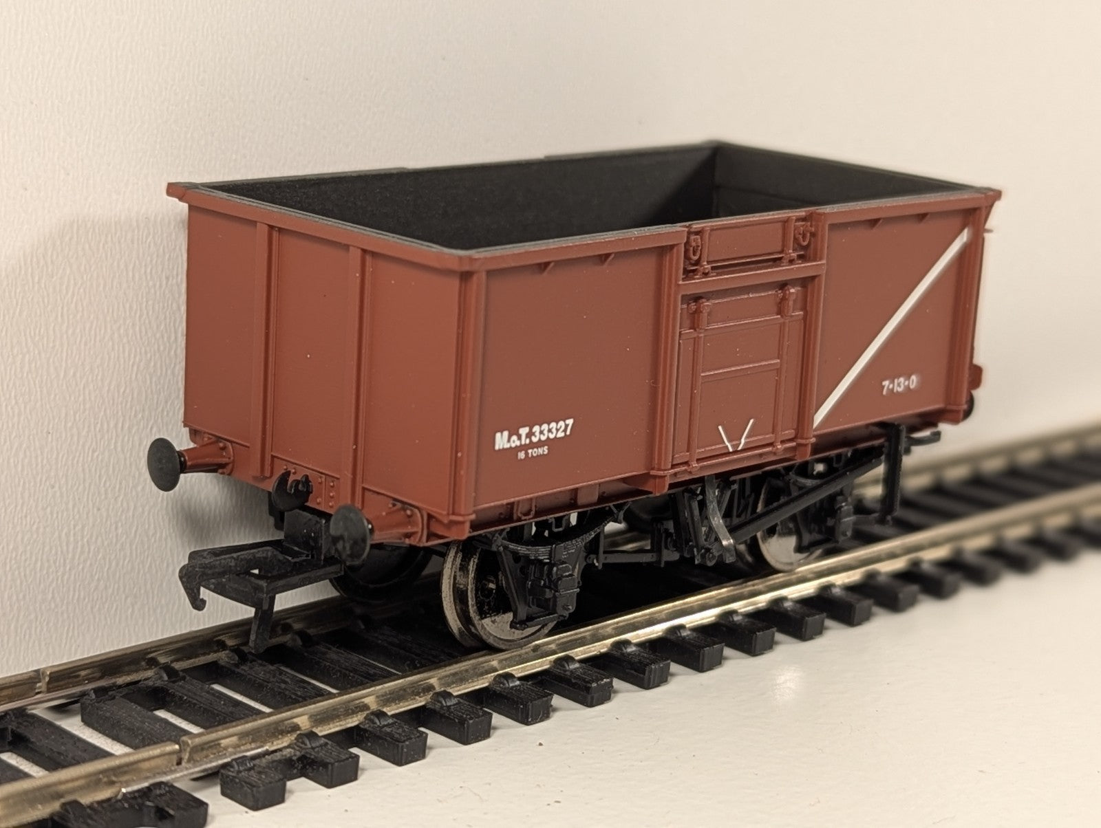 Bachmann 37-376A – 16T Pressed Steel Mineral Wagon No. 33327 (MOT Bauxite)