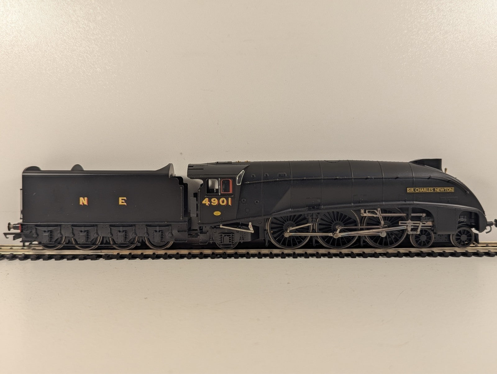 Hornby R2338 DCC Ready LNER Class A4 Pacific "Sir Charles Newton" Wartime Black