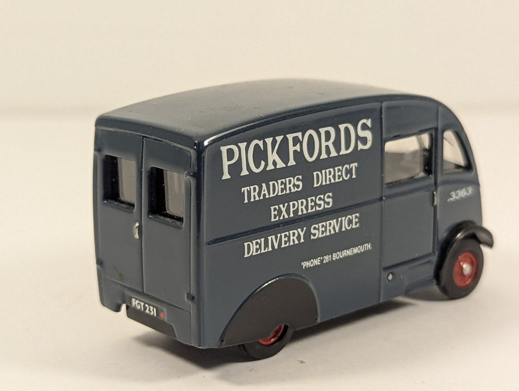 Oxford Diecast 1:76 Scale Commer Q25 Van Die-cast Vehicle FGT 231 Pickfords