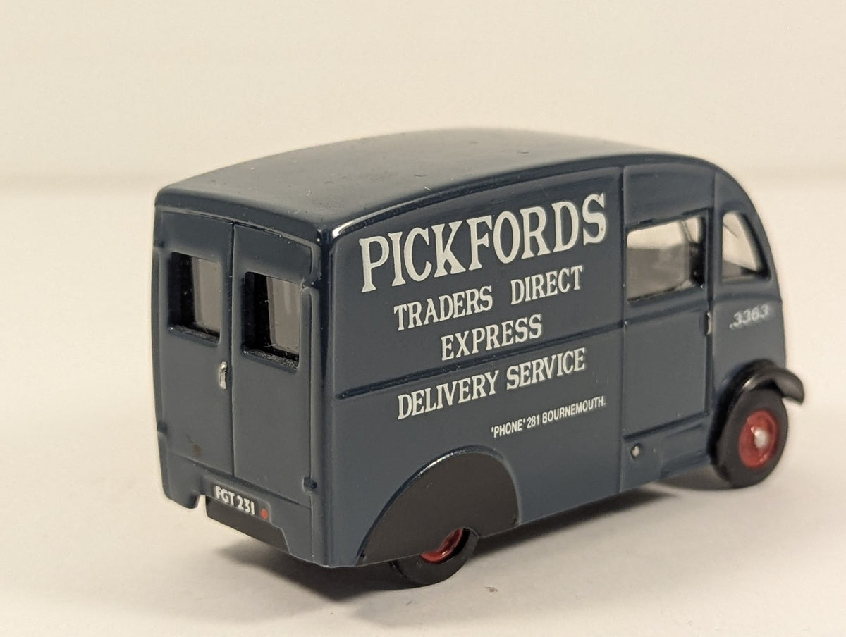 Oxford Diecast 1:76 Scale Commer Q25 Van Die-cast Vehicle FGT 231 Pickfords