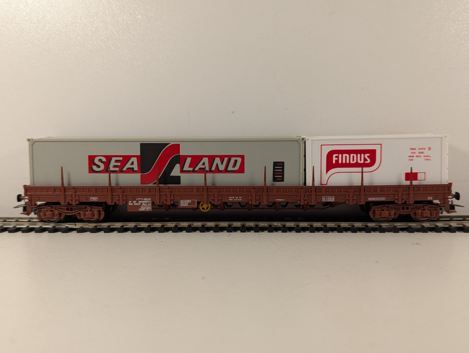Jouef HO Gauge Bogie Flat Wagon with Findus and Sea-Land Containers