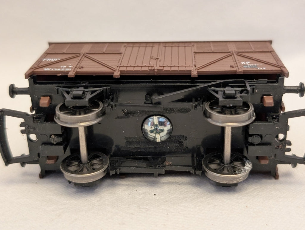 Hornby OO Gauge 12T Fruit Van Goods Wagon W134251 BR Bauxite R142