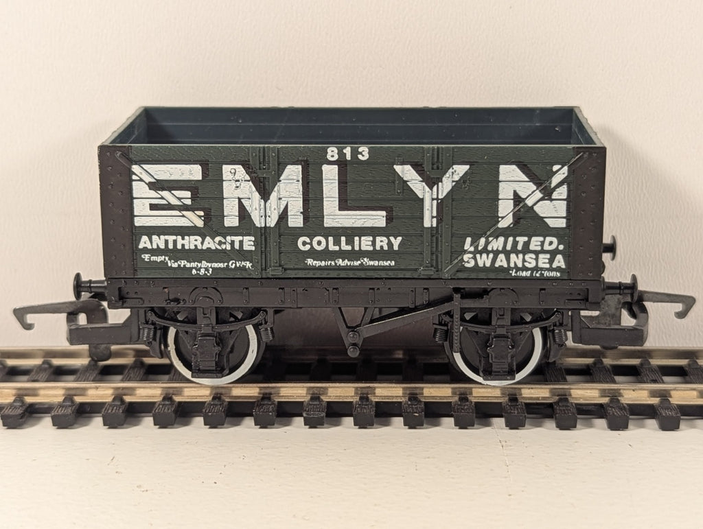 Hornby OO Gauge R118 Emlyn Anthracite 7 Plank Wagon