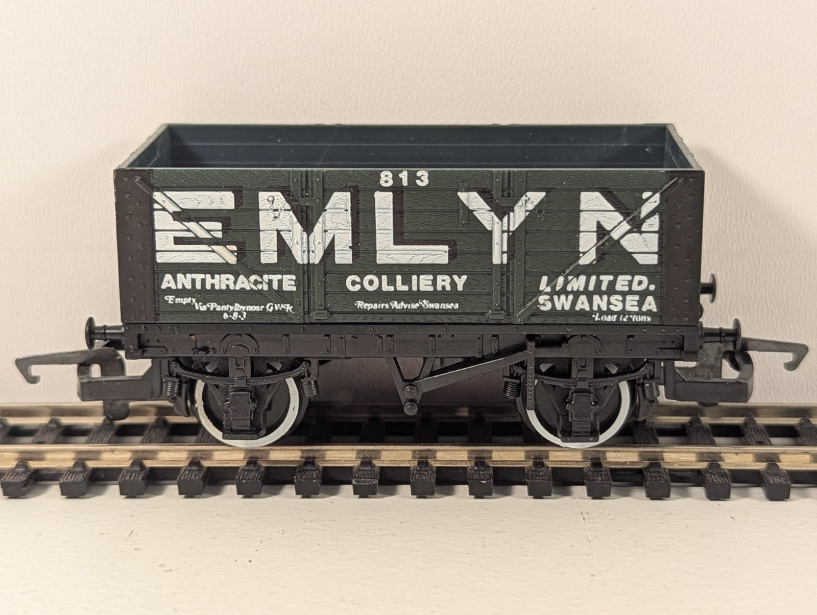 Hornby OO Gauge R118 Emlyn Anthracite 7 Plank Wagon