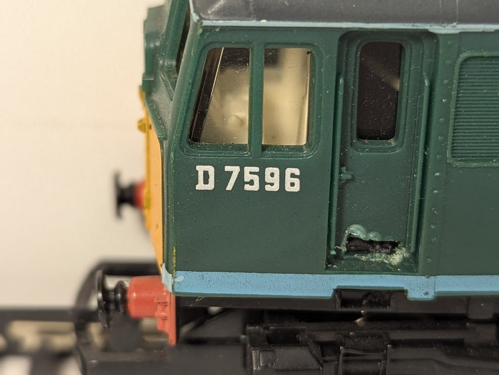 Hornby OO Gauge Class 25 Diesel Locomotive D7596 BR Green R068