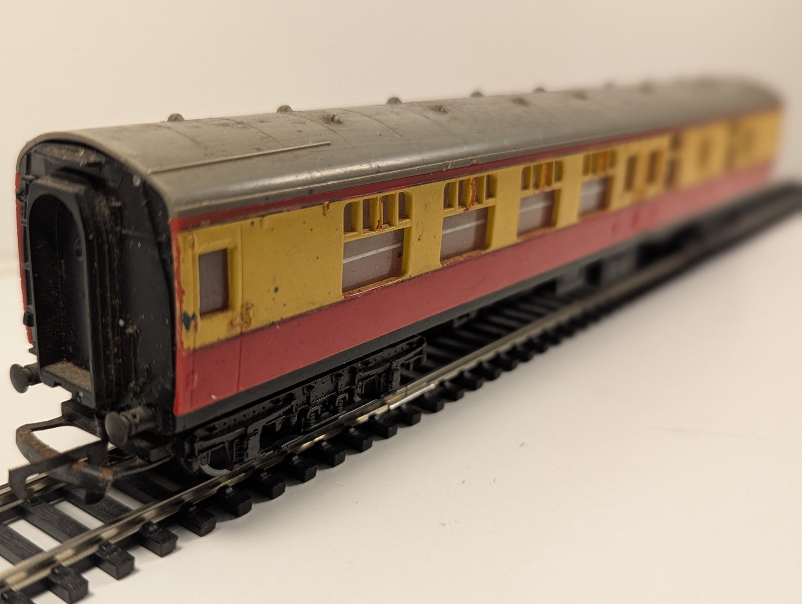 Hornby R928 BR Mk1 Composite Corridor Coach – Blood & Custard