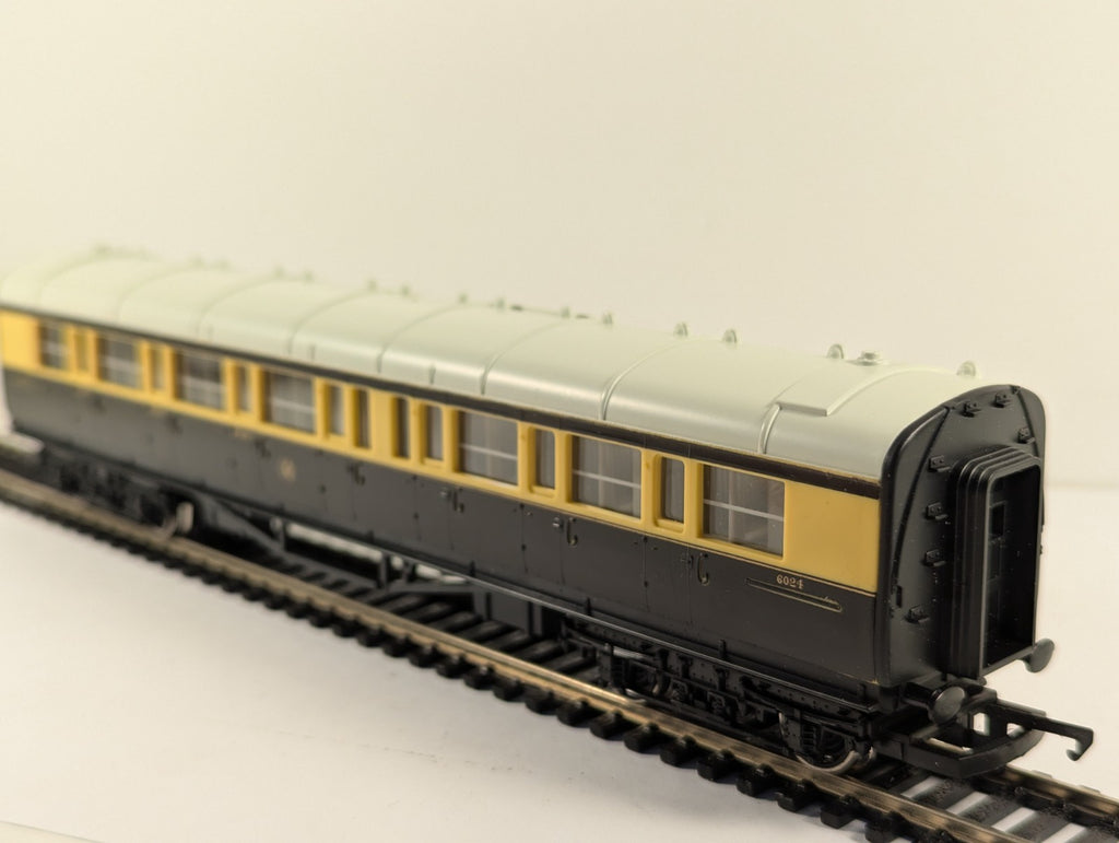 Hornby R429 OO Gauge GWR 57ft Composite Coach Chocolate & Cream Boxed