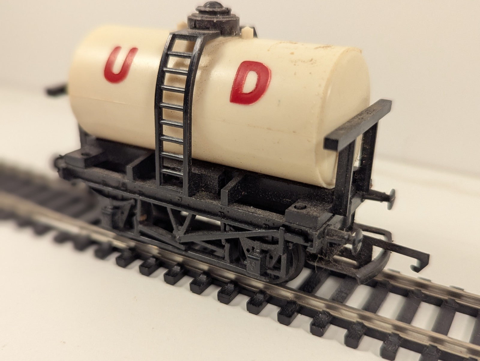 Tri-ang Hornby R15 OO Gauge United Dairies (UD) Milk Tanker