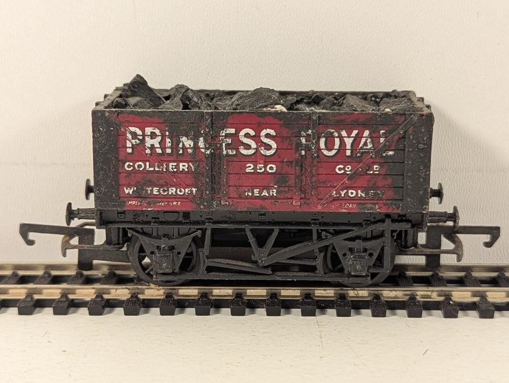 Hornby OO Gauge Princess Royal Colliery 7-Plank Wagon Open Wagon 25