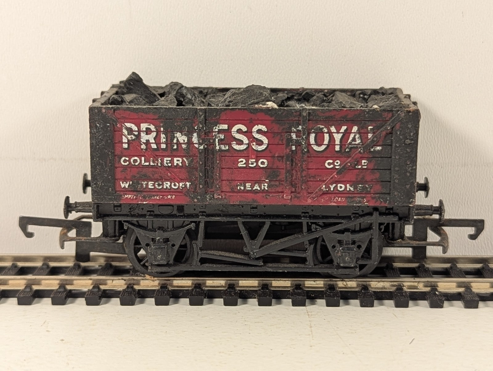 Hornby OO Gauge Princess Royal Colliery 7-Plank Wagon Open Wagon 25