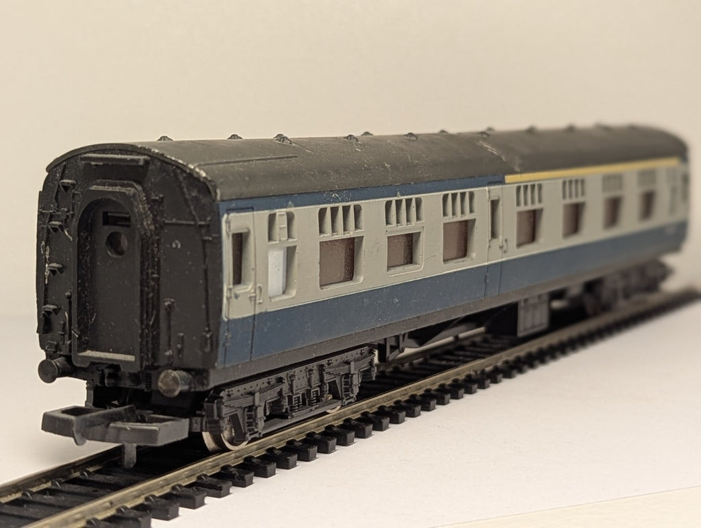 Lima 305335 OO Gauge BR Mk1 composite first Corridor Coach – Missing Buffer