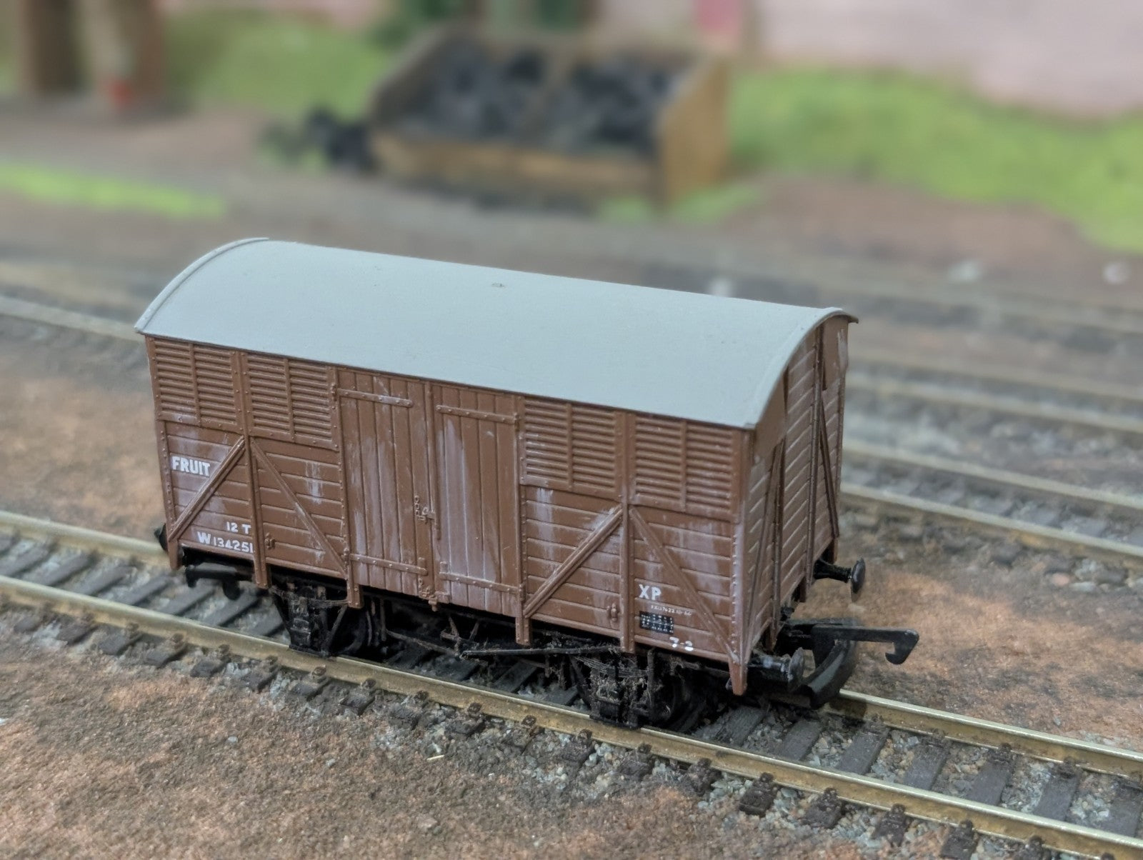 Dapol B098 12 Ton Fruit Vent Van W134251 Brown Wagon