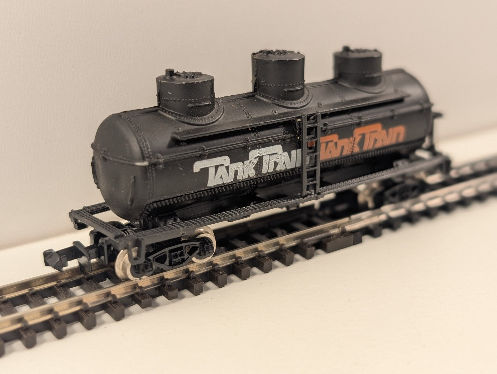 Model Power N Scale GATX “Tank Train” 3-Dome Tank Car