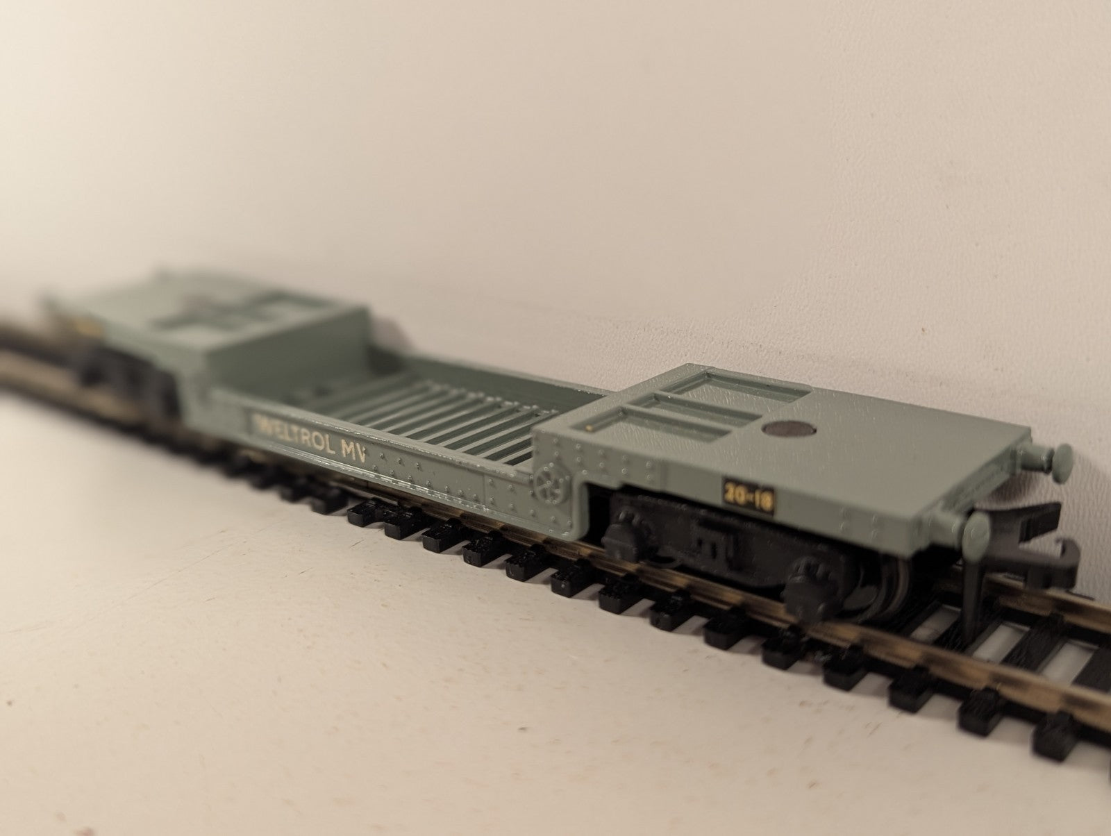 Hornby-Dublo 32053 OO Gauge 40 Ton Bogie Well Wagon - Boxed