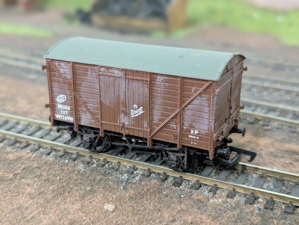 Bachmann 37-700 Bachmann OO Gauge 12 Ton MOGO Van BR Bauxite W126981 Weathered