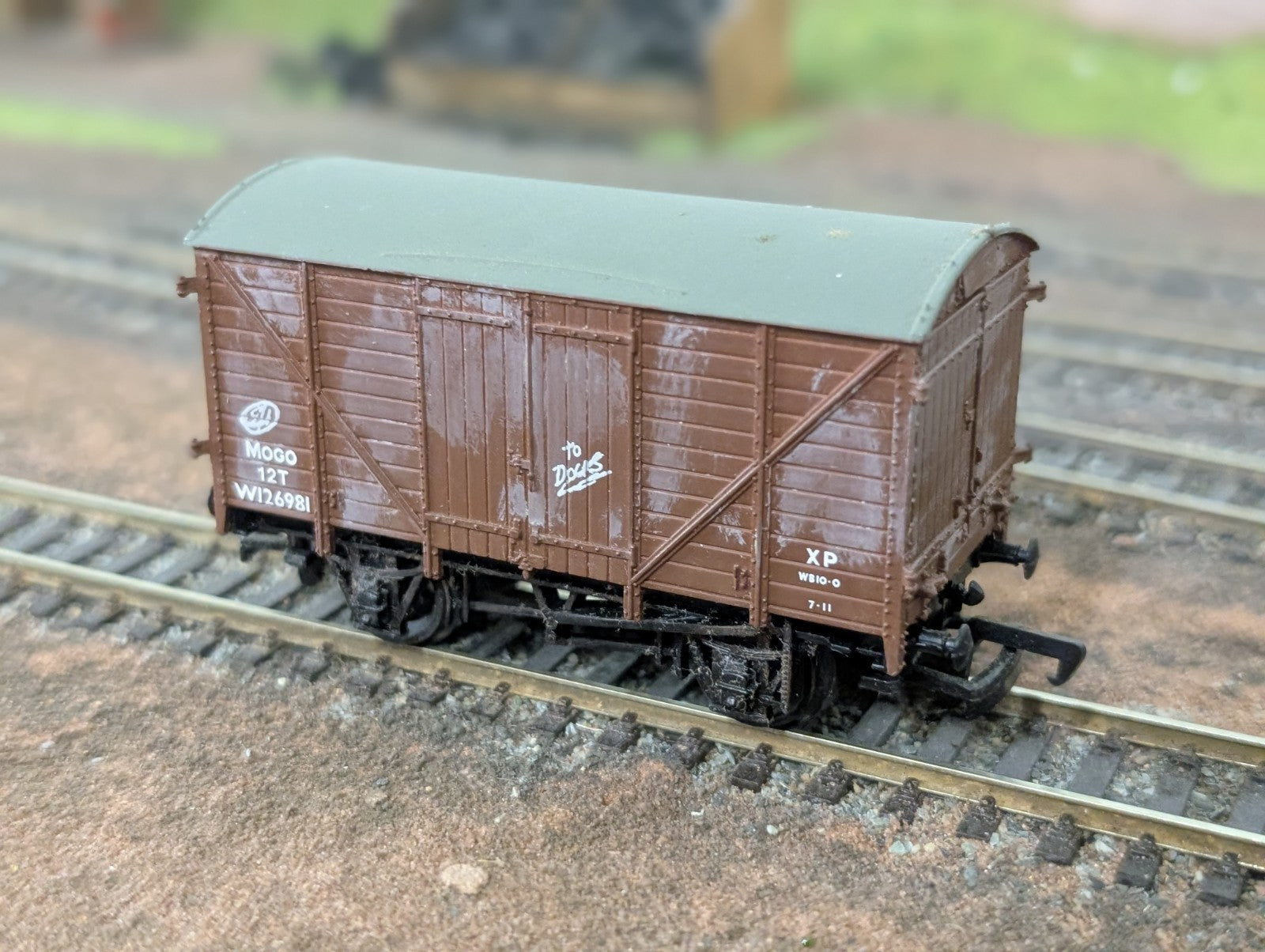 Bachmann 37-700 Bachmann OO Gauge 12 Ton MOGO Van BR Bauxite W126981 Weathered