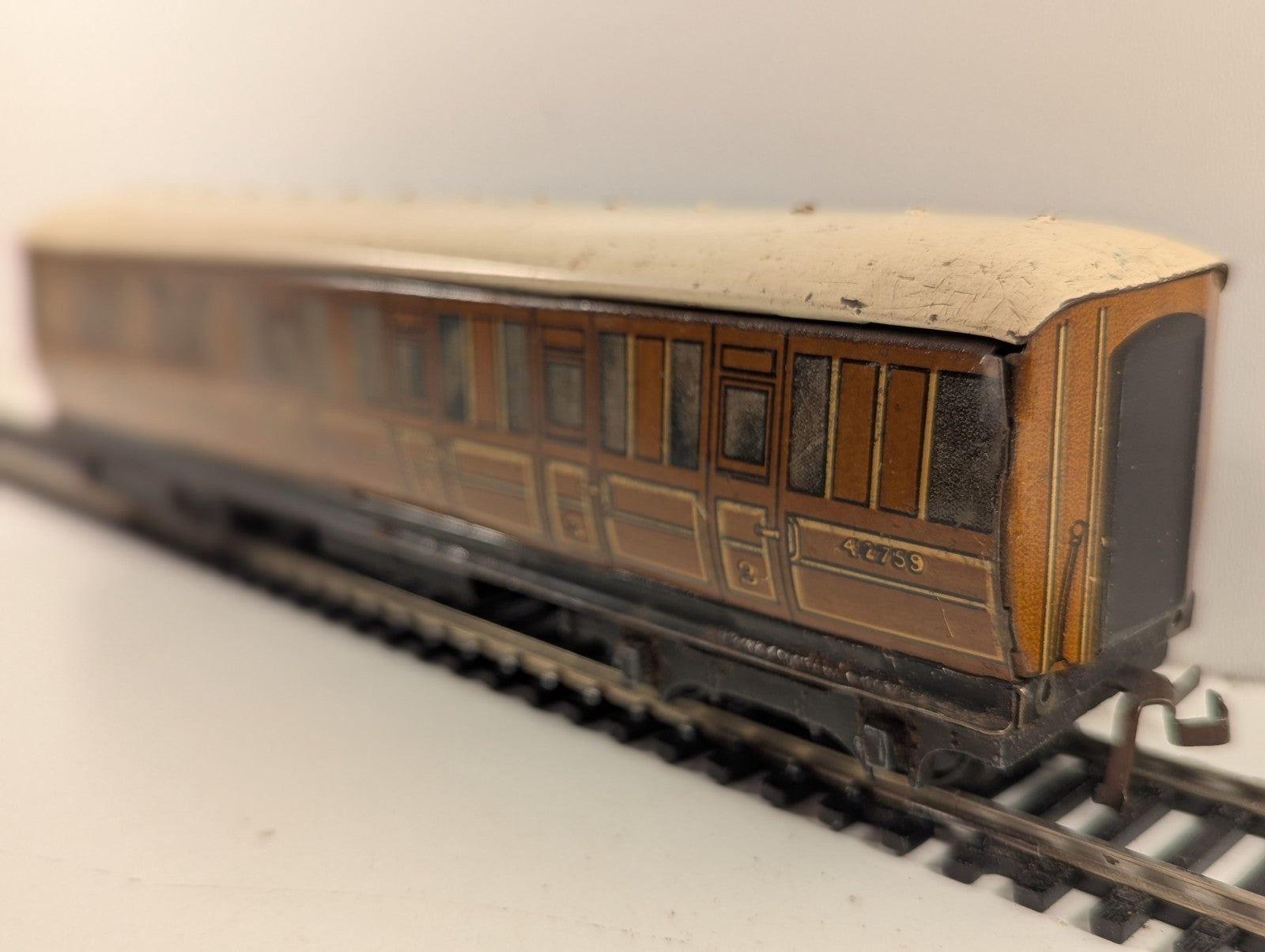 Hornby Dublo D1 LNER Teak First & Third Corridor Coach OO Gauge - missing buffer