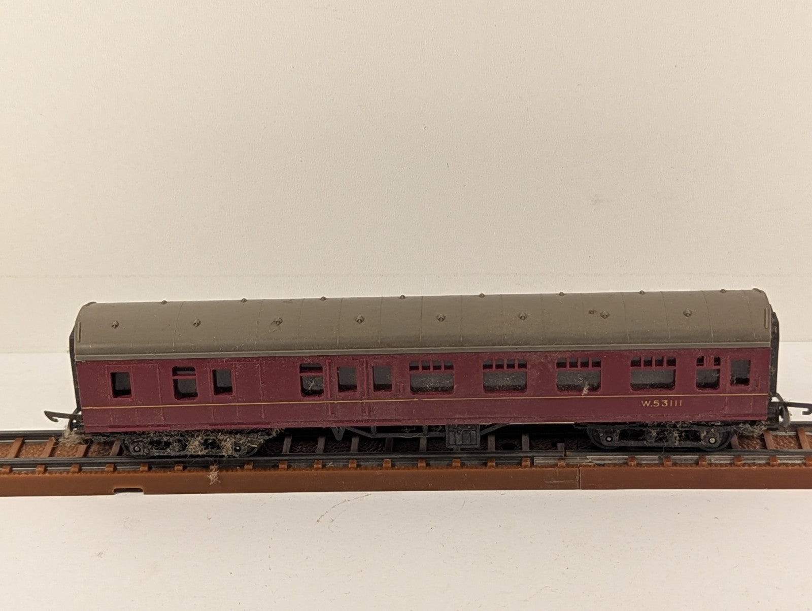 Tri-ang TT Gauge T83 Mk1 Brake Second Coach Maroon W53111