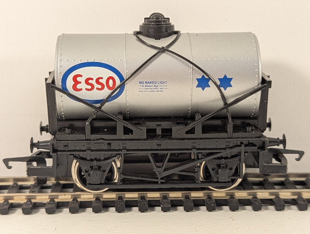 Hornby OO Gauge Esso Tank Wagon