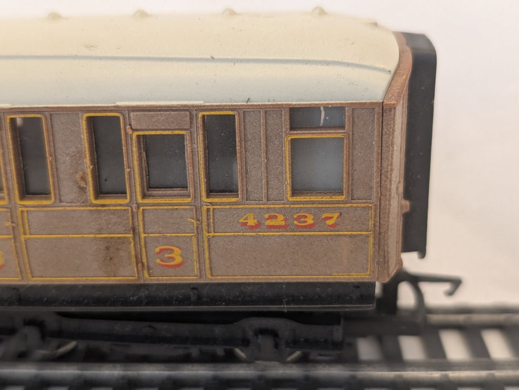 Hornby R478 OO Gauge LNER Brake Composite Coach