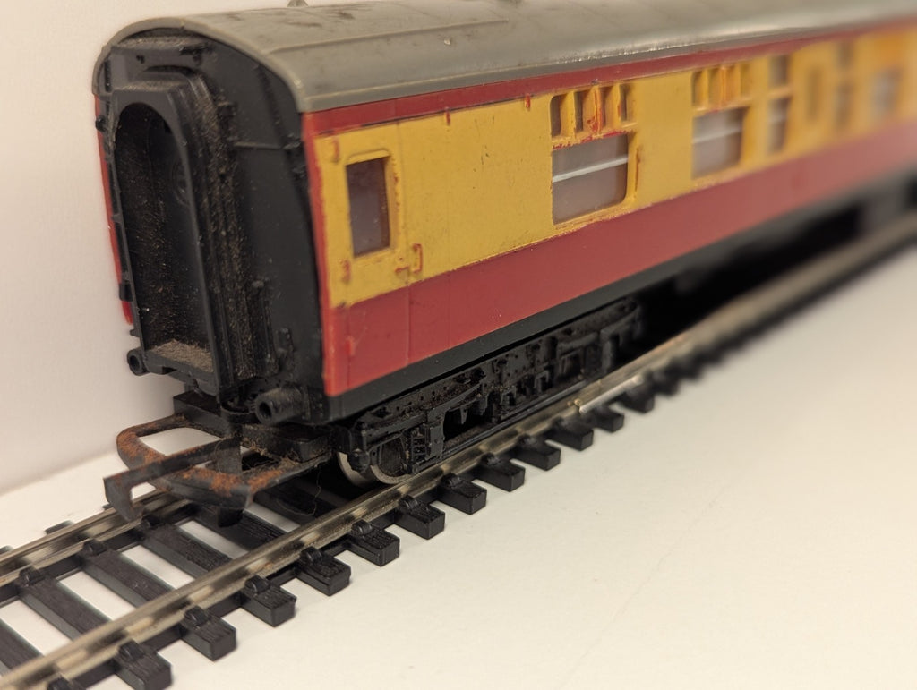 Tri-ang R626 BR Mk1 CK Composite Corridor Coach – 15210 – Crimson & Cream