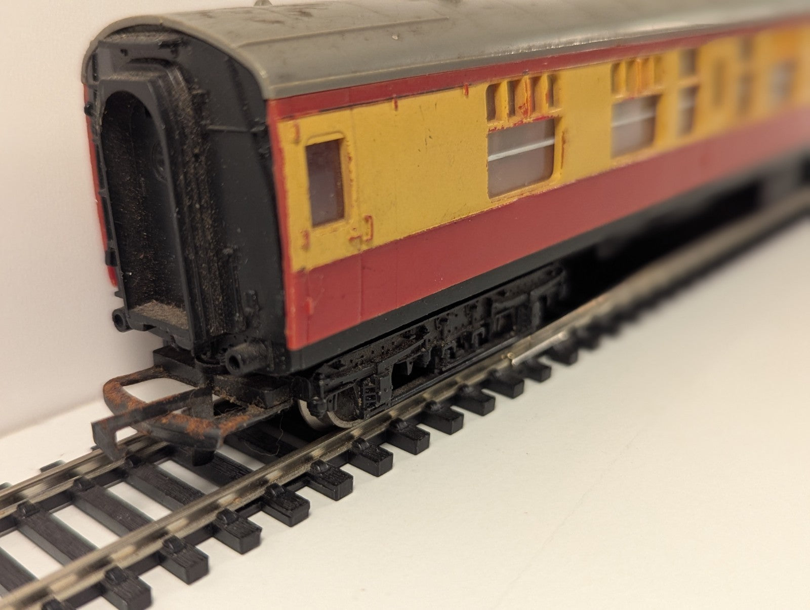 Tri-ang R626 BR Mk1 CK Composite Corridor Coach – 15210 – Crimson & Cream
