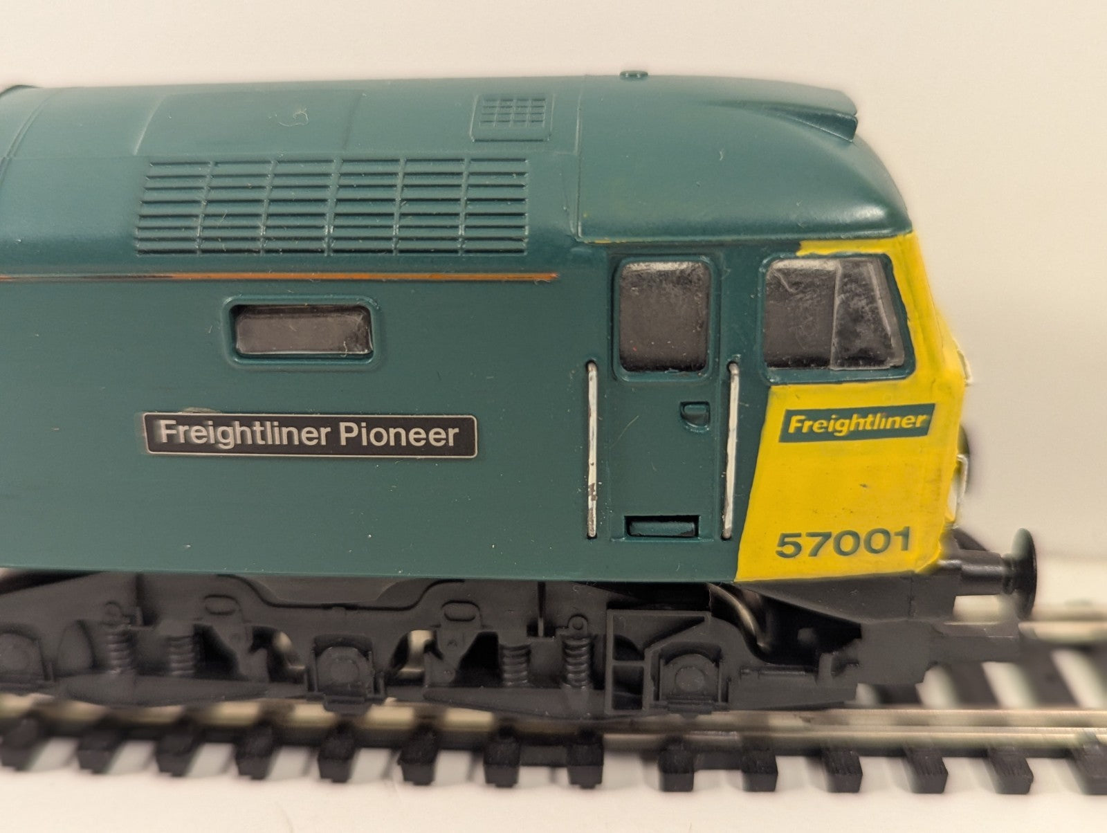 Hornby Class 57 57001 “Freightliner Pioneer” – Repainted – Poor Runner