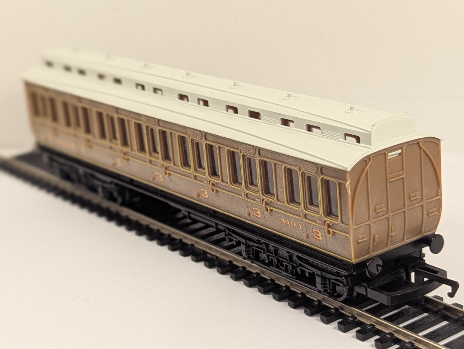 Hornby OO Gauge LNER Clerestory Coach Teak Finish