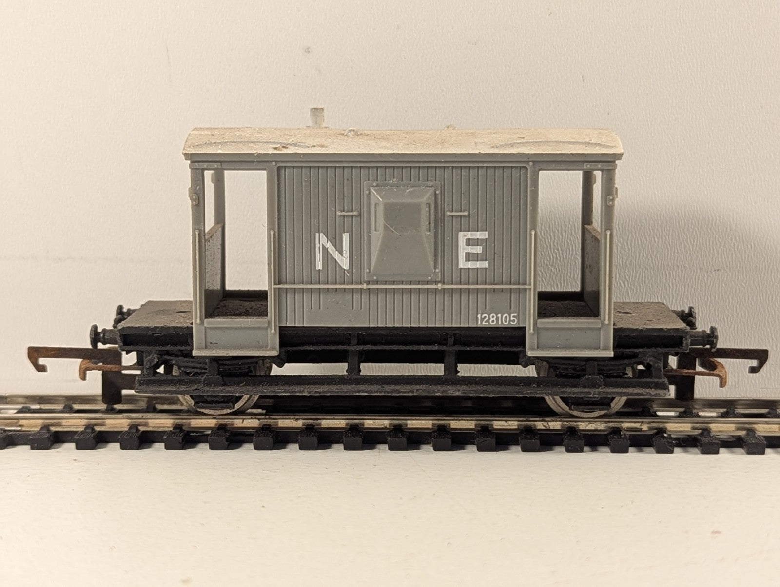Wrenn OO Gauge NE 20 Ton Brake Van 128105 NE Grey W5005