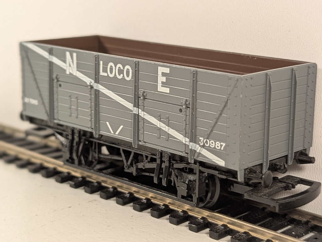 Mainline OO Gauge LNER Grey 7 Plank Wagon – Missing Buffer