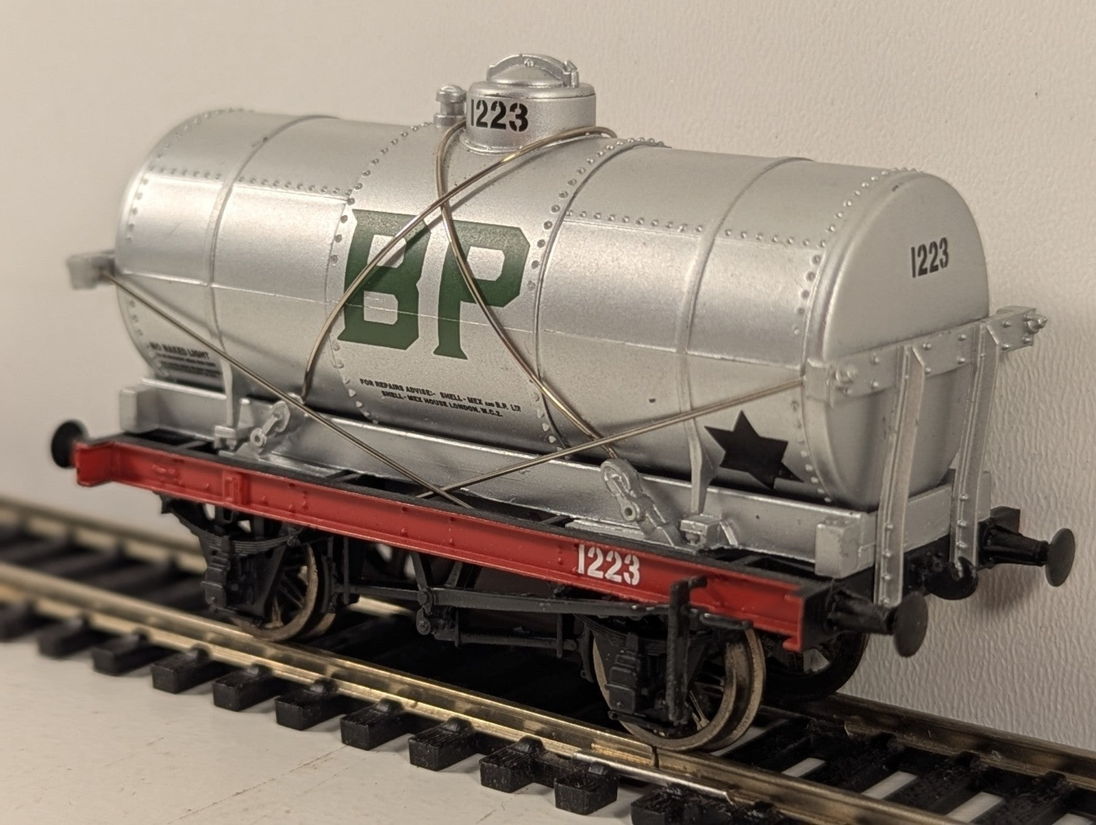 Bachmann A255713 OO Gauge 14 Ton Silver Tank Wagon BP/SHELL Missing Coupling