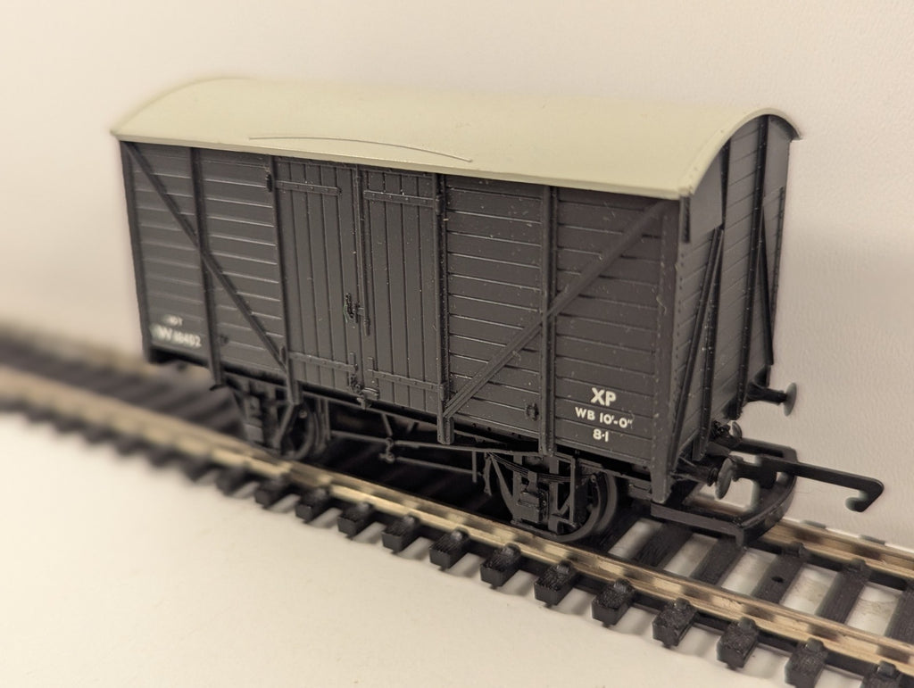 Hornby R2669 OO 12t Double Vent Van BR Grey W18402