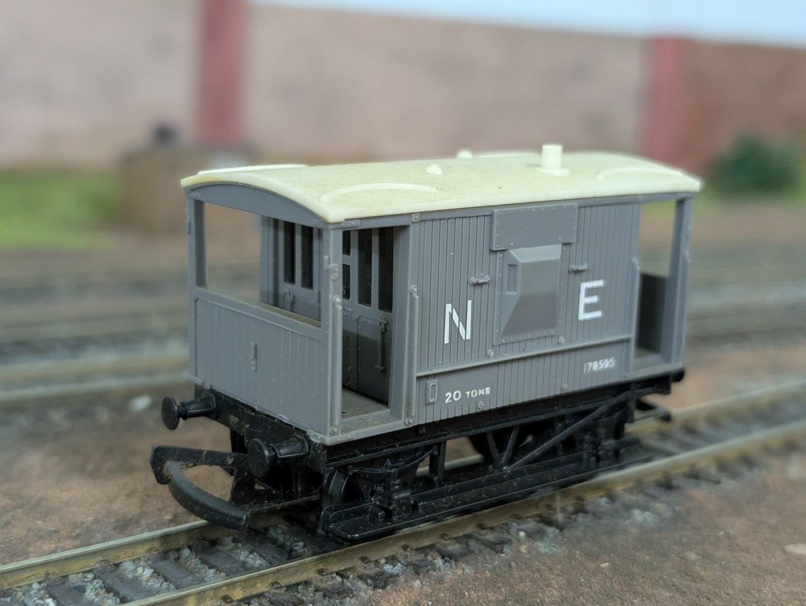 Hornby OO Gauge R16 N. E. 20T Brake Van Wagon. 178595