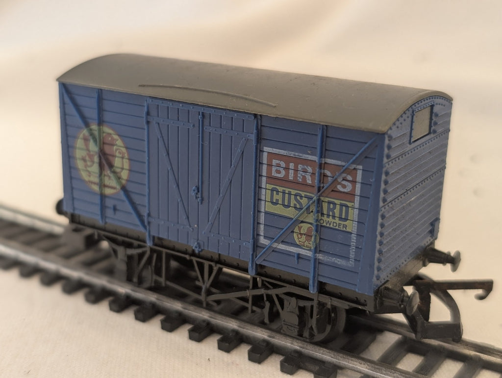 Lima 305607 OO Gauge 20 Ton Ventilated Van – “Bird’s Custard”