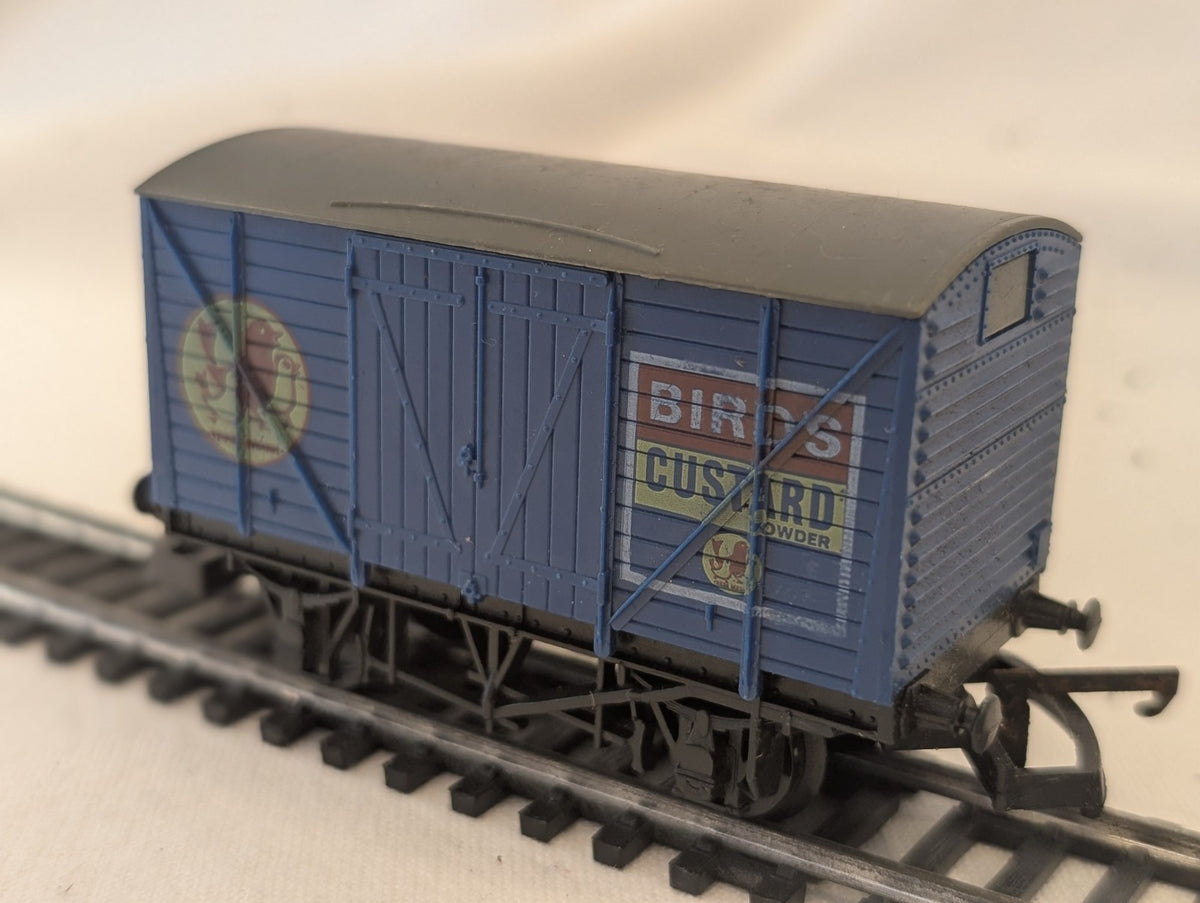 Lima 305607 OO Gauge 20 Ton Ventilated Van – “Bird’s Custard”