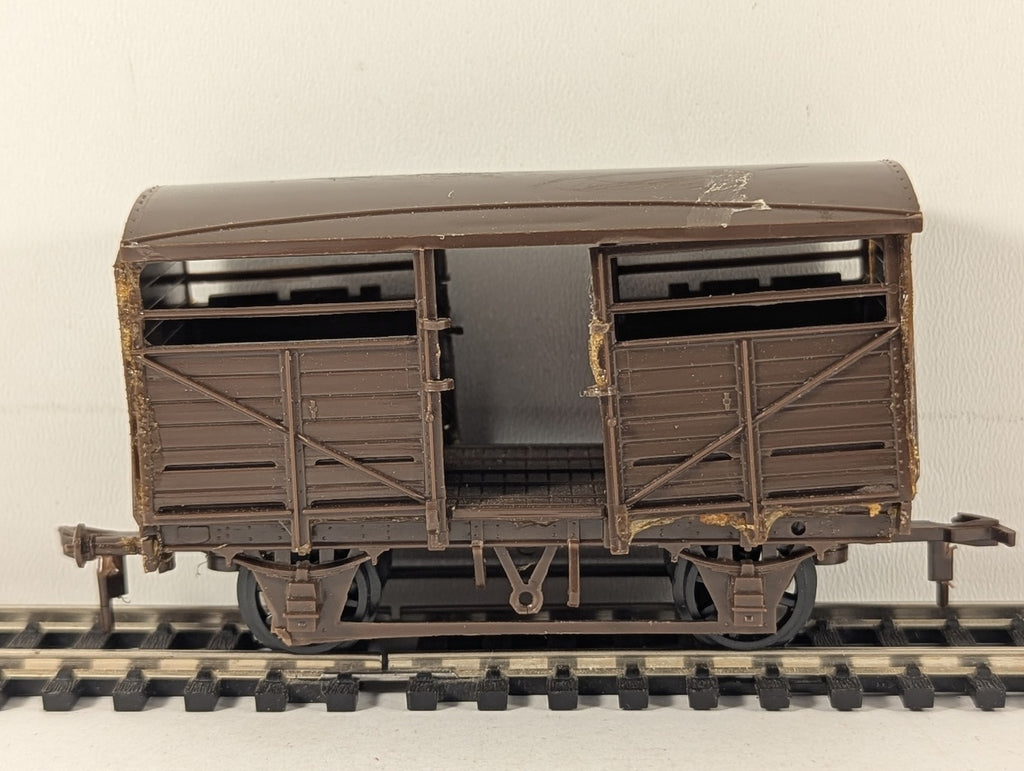 Airfix OO Gauge Cattle Wagon Goods Wagon Brown