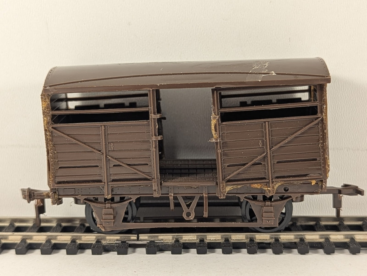 Airfix OO Gauge Cattle Wagon Goods Wagon Brown