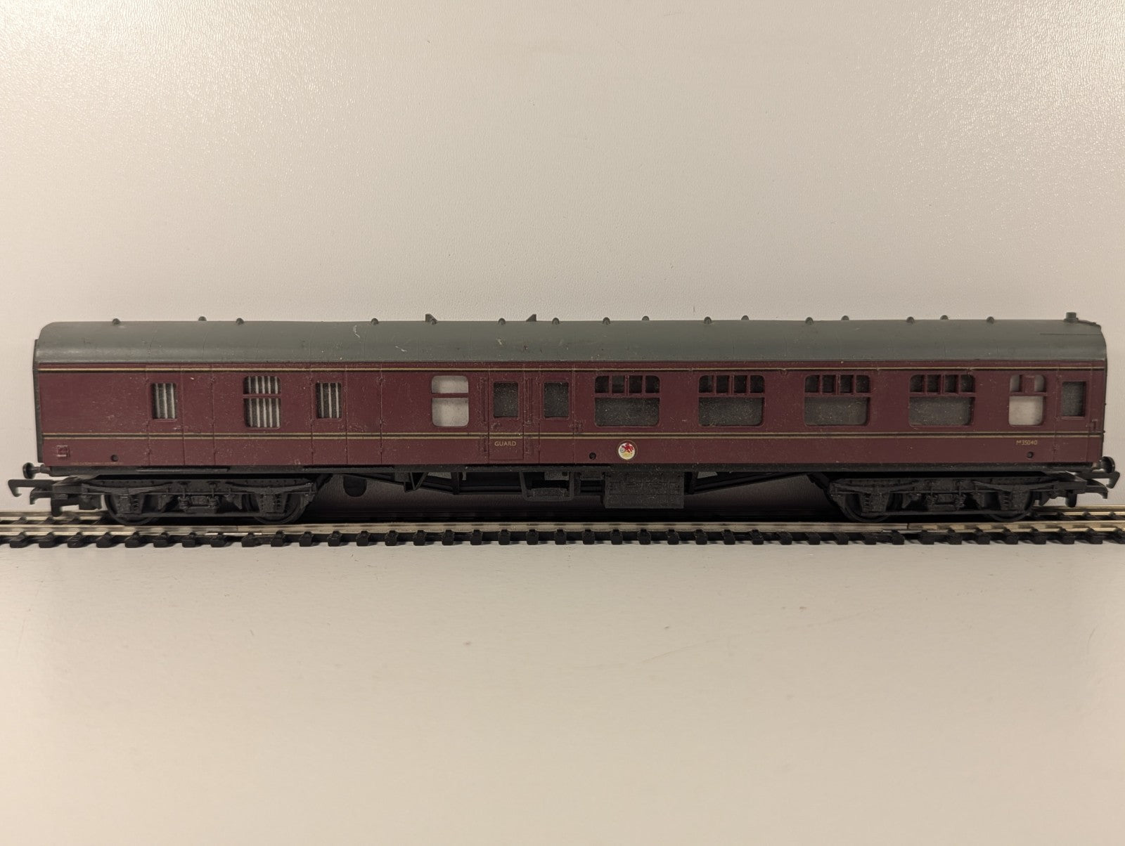 Mainline OO Gauge BR Mk1 Full Brake Coach Maroon