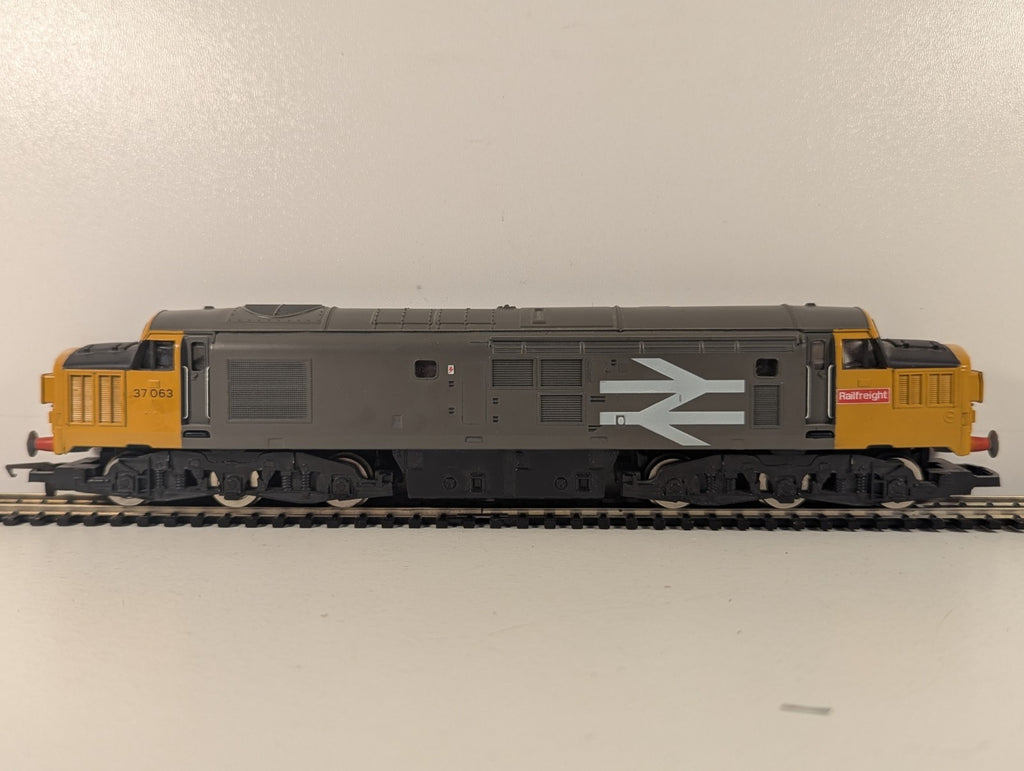 Hornby OO Gauge Class 37 Locomotive 37063 BR Railfreight Grey R075