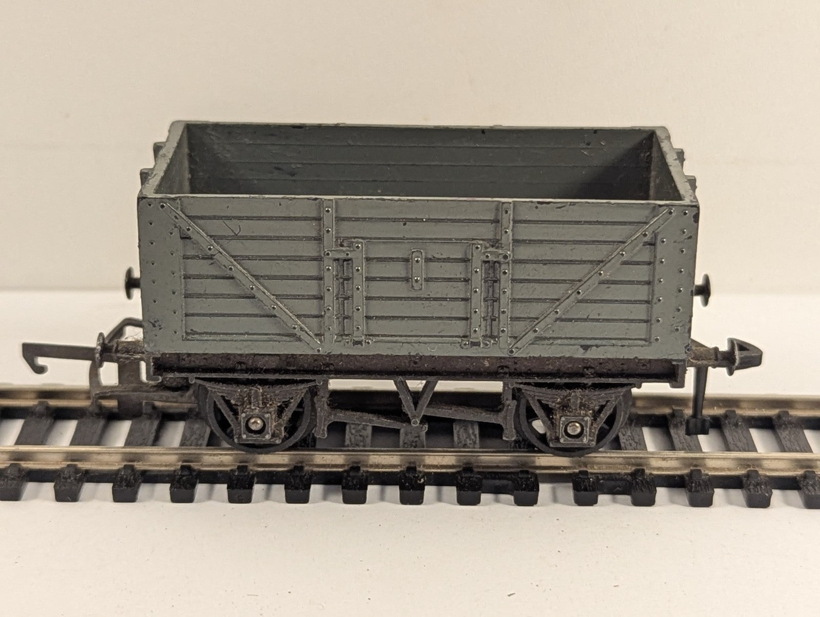 Tri-ang OO Gauge R10 7-Plank Open Wagon Grey  Converter