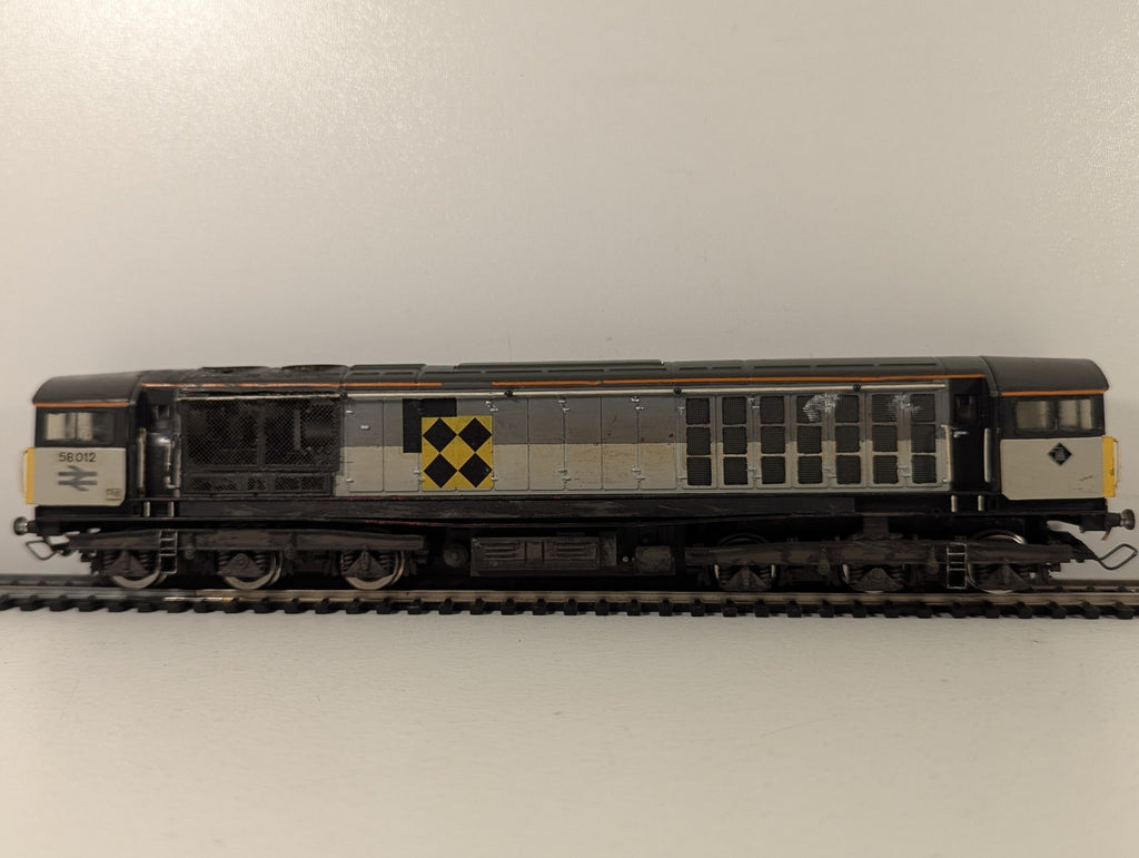Hornby OO Gauge Class 58 Diesel Locomotive 58012 BR Railfreight Coal R396