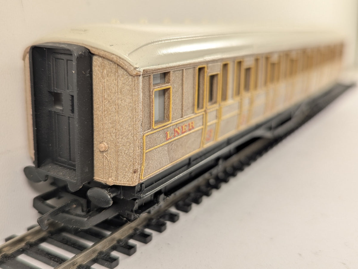 Hornby OO Gauge Gresley Composite Coach Passenger Coach 22357 LNER Teak R435