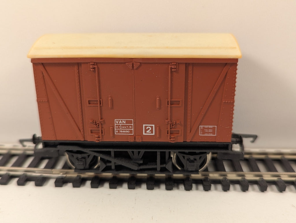 Hornby R.242 BR Ventilated Van OO Gauge